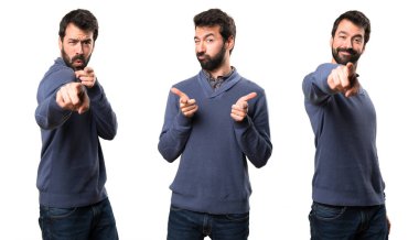 Öne doğru işaret eden sakallı yakışıklı esmer adam kümesi