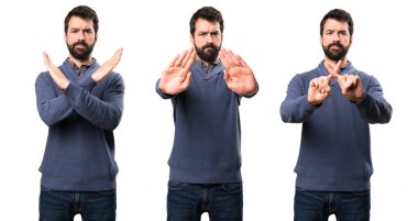 Dur işareti yapma sakallı yakışıklı esmer adam kümesi