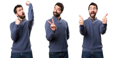 Zafer jest yapma sakallı yakışıklı esmer adam ayarla