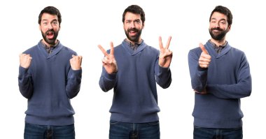 Zafer jest yapma sakallı yakışıklı esmer adam ayarla