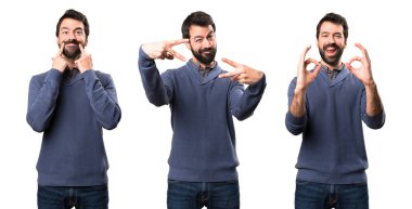 Zafer jest yapma sakallı yakışıklı esmer adam ayarla