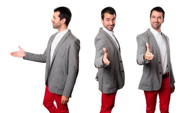 Yakışıklı adam bir anlaşma kümesi