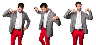 Yakışıklı adam aşağı dönük kümesi