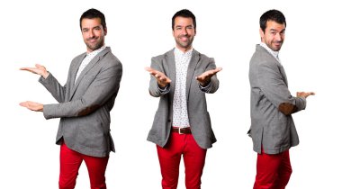 Yakışıklı adam bir şey sunmak kümesi