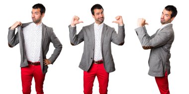 Yakışıklı adam kendisiyle gurur kümesi