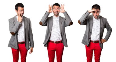 Yakışıklı adam bir şey gösterilen kümesi