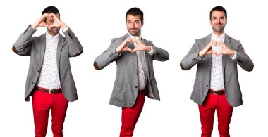 Yakışıklı adam elleriyle bir kalp yapma kümesi