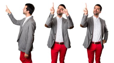 Yakışıklı adam şeffaf ekranda dokunmadan kümesi