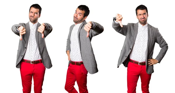 Yakışıklı adam kötü sinyal verme kümesi