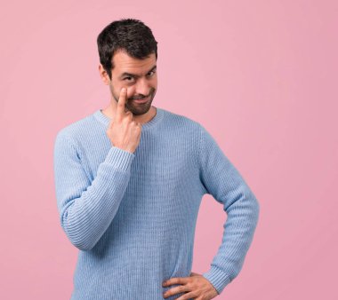 Ayakta ve pembe arka plan ön seyir yakışıklı adam