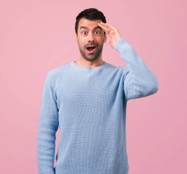 Yakışıklı adam niyetinde çözüm, pembe arka plan gerçekleştirmektedir.