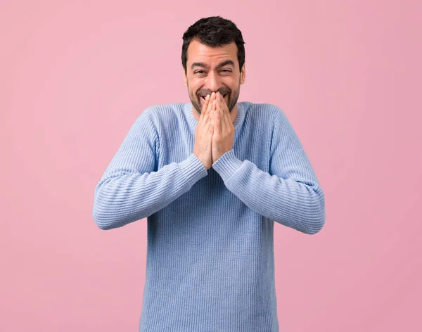 Hombre Guapo Riendo Sobre Fondo Rosa — Foto de Stock