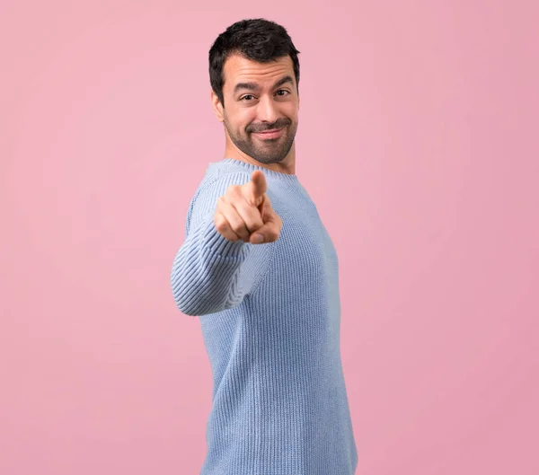 Hombre Guapo Señala Con Dedo Fondo Rosa —  Fotos de Stock