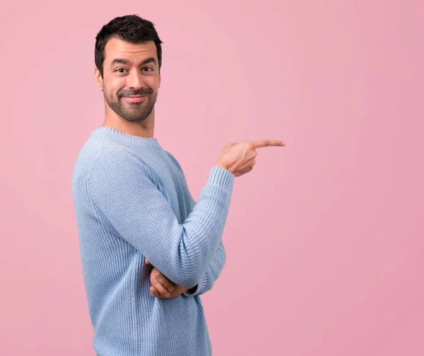 Bonito Homem Apontando Dedo Para Lado Apresentando Produto Fundo Rosa — Fotografia de Stock