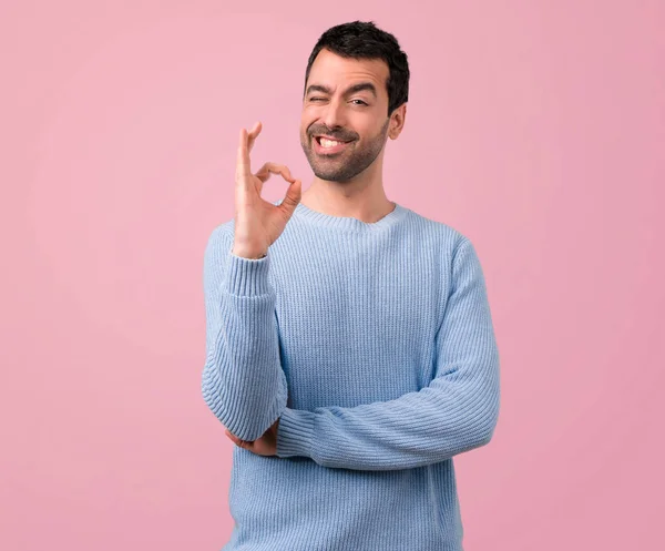 Bonito Homem Mostrando Sinal Com Dedos Fundo Rosa — Fotografia de Stock