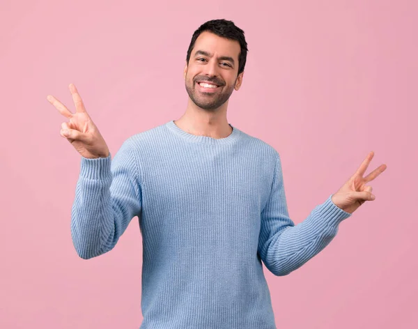 Knappe Man Glimlachend Overwinning Teken Tonen Roze Achtergrond — Stockfoto