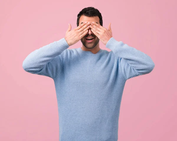 Schöner Mann Der Die Augen Mit Der Hand Auf Rosa — Stockfoto