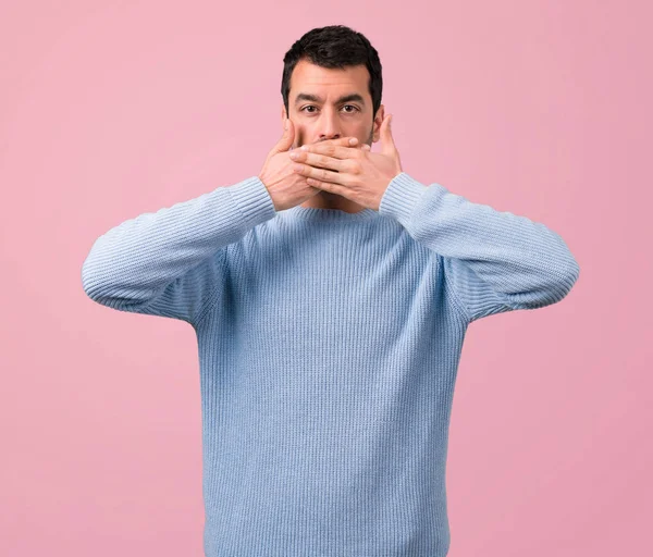 Bonito Homem Cobrindo Boca Com Mãos Fundo Rosa — Fotografia de Stock