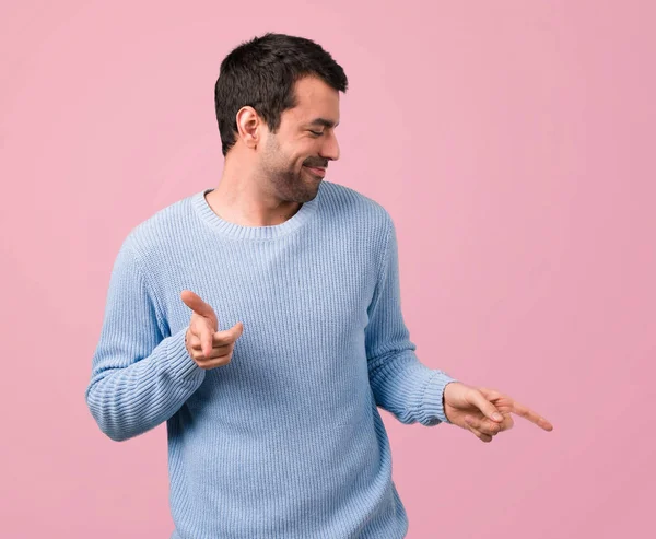 Stilig Man Lyssnar Musik Och Dans Rosa Bakgrund — Stockfoto