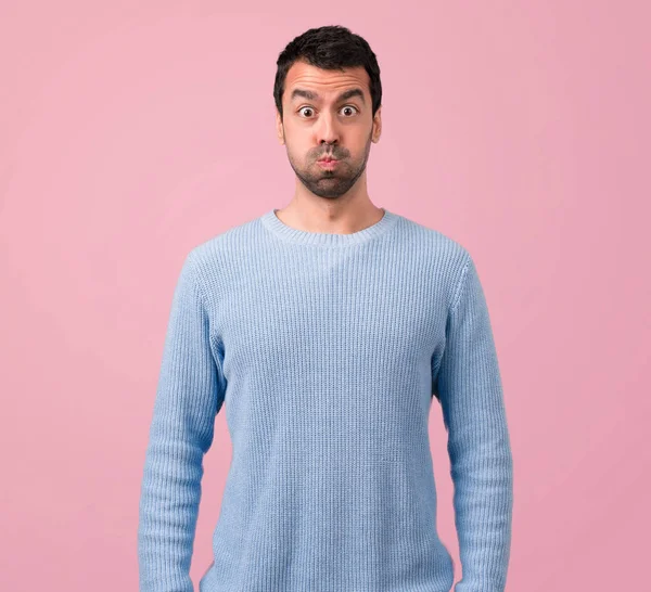 Pohledný Muž Dělá Legrační Bláznivé Obličeje Emoce Růžovém Pozadí — Stock fotografie