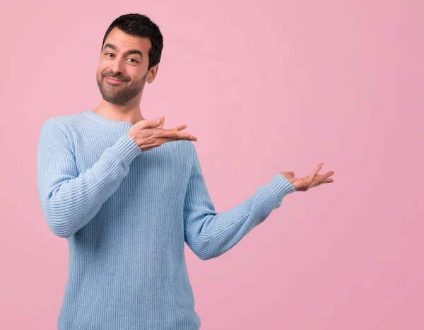 Hombre Guapo Presentando Invitando Venir Sobre Fondo Rosa — Foto de Stock