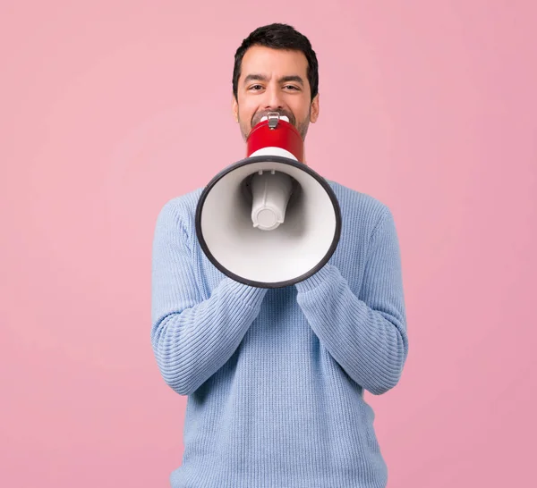 Man Met Blauwe Trui Schreeuwen Door Een Megafoon Roze Achtergrond — Stockfoto