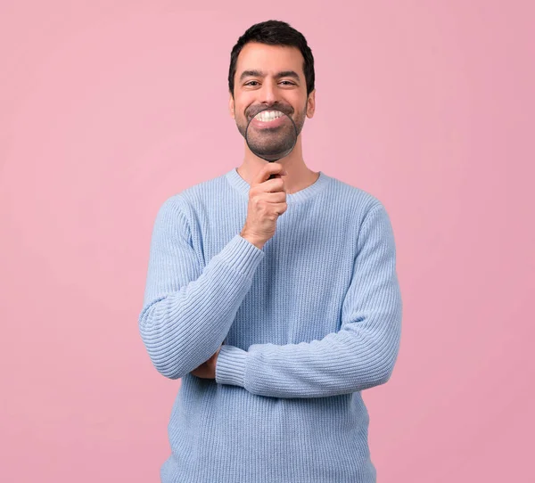 Człowiek Niebieski Sweter Gospodarstwa Lupy Różowym Tle — Zdjęcie stockowe