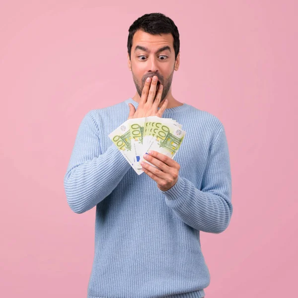 Hombre Con Suéter Azul Tomando Montón Dinero Sobre Fondo Rosa — Foto de Stock