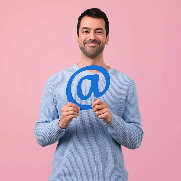 Hombre Con Suéter Azul Que Sostiene Icono Punto Com Sobre — Foto de Stock