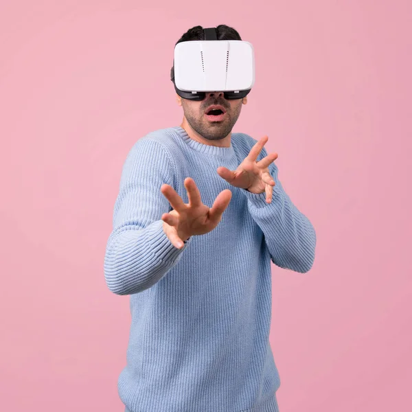 Uomo Con Maglione Blu Con Occhiali Esperienza Realtà Virtuale Sfondo — Foto Stock