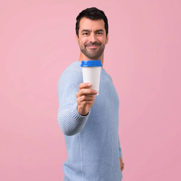 Uomo Con Maglione Blu Possesso Caffè Caldo Tazza Carta Asporto — Foto Stock