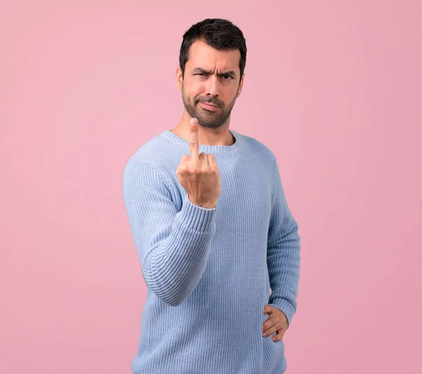 Man Met Blauwe Trui Hoorn Gebaar Maken Negatieve Expressie Roze — Stockfoto