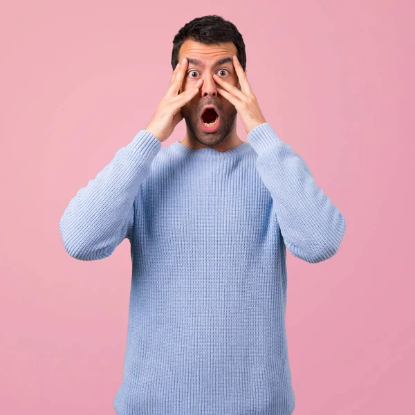 Homme Avec Pull Bleu Surpris Couvrant Visage Avec Les Mains — Photo