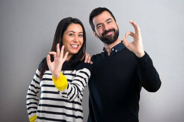 Kaç yapımı tamam işareti gri arka plan üzerinde