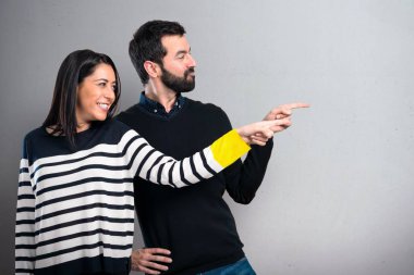 Çift lateral gri arka plan üzerine işaret