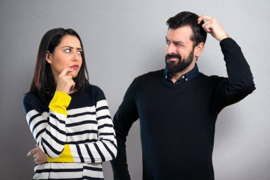Gri arka plan üzerine şüpheleri çift