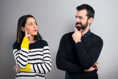 Gri arka plan üzerine çift düşünme