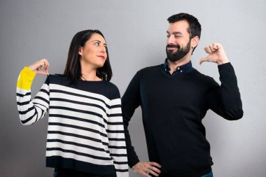 Çift gri arka plan üzerinde kendilerine gurur