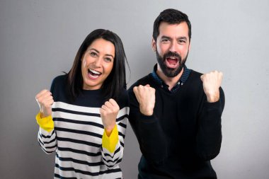 Şanslı çift gri arka plan üzerinde yeme içme