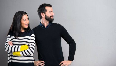 Çift gri arka plan üzerinde yanal