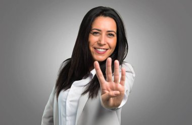 Güzel kadın dört gri arka plan üzerinde sayma