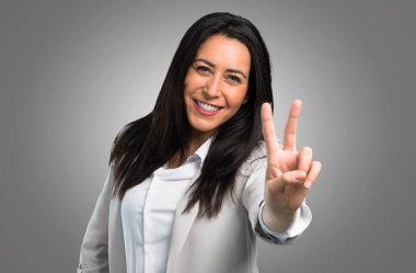 Güzel kadın iki gri arka plan üzerinde sayma