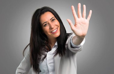 Güzel kadın beş gri arka plan üzerinde sayma