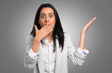 Güzel kadın yapma sürpriz jest gri arka plan üzerinde