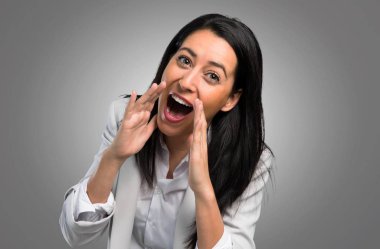 Güzel kadın gri arka plan üzerine bağırarak