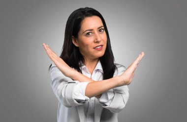 Güzel kadın gri arka plan üzerinde hiçbir hareketi yapma