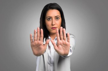 Dur işareti gri arka plan üzerinde yapma güzel kadın