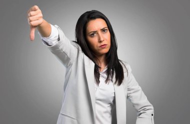 Güzel kadın kötü sinyal gri arka plan üzerinde yapma