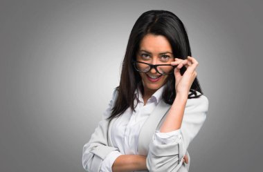 Açık gri arka plan üzerinde seyir gözlük güzel kadın