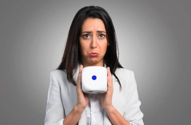 Bir zar gri arka plan üzerinde tutan güzel kadın